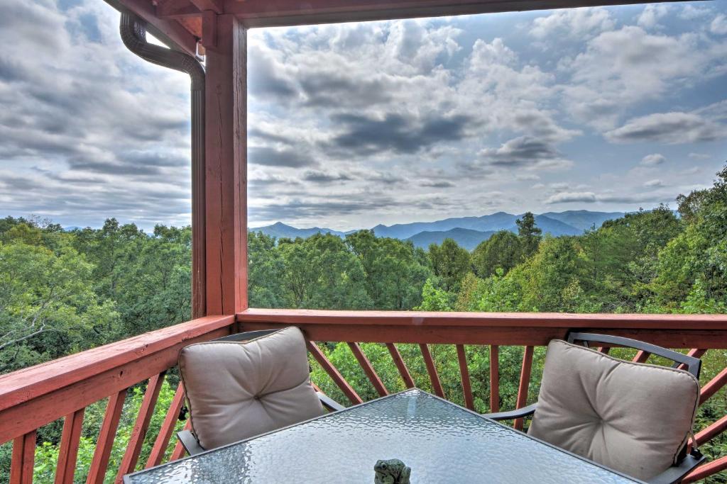 Frog Leap Hiawassee Cabin with Blue Ridge Mtn Views - image 7