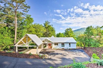 Luxury Lakefront Hiawassee Cottage with Boat Dock Georgia