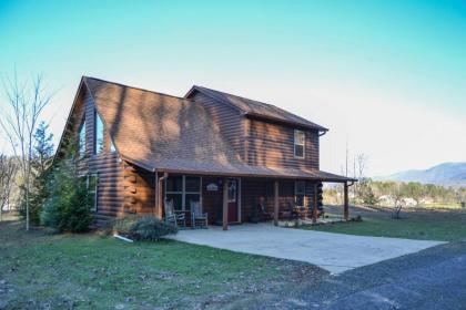 Cozy Cabin Living by Lake Chatuge with Hot tub