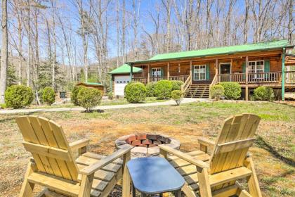 Luxury mtn Living Cabin 1 mi to Lake Chatuge Hiawassee