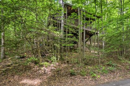 Treetop Haven with Deck 8 Mi to Fairgrounds! - image 3