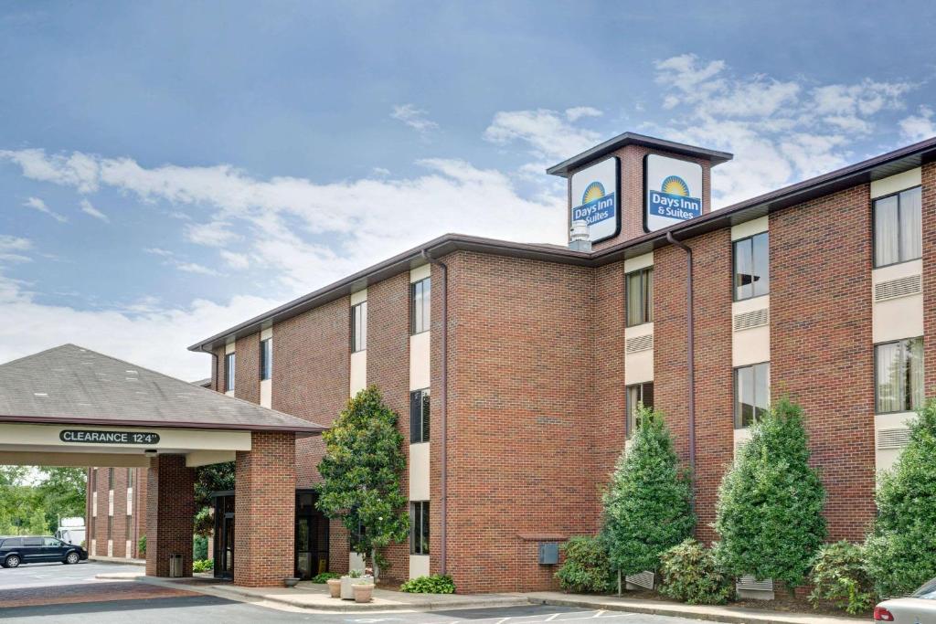 Days Inn & Suites by Wyndham Hickory - main image