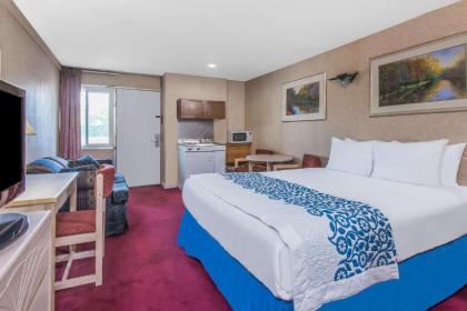 Days Inn by Wyndham Hicksville Long Island - image 9