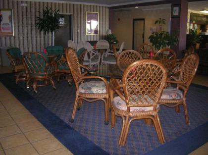 Econo Lodge - image 4