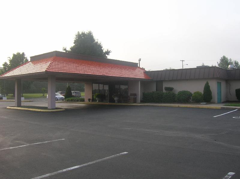 Econo Lodge - image 7