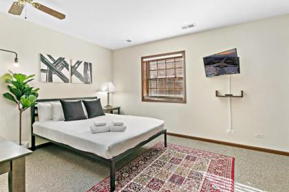 Highland Park Minimalist Studio Unit - Near Metra! - image 10