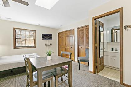 Highland Park Minimalist Studio Unit - Near Metra! - image 12