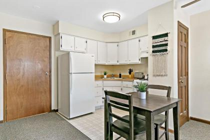 Highland Park Minimalist Studio Unit - Near Metra! - image 13