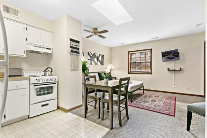 Highland Park Minimalist Studio Unit - Near Metra! - image 14