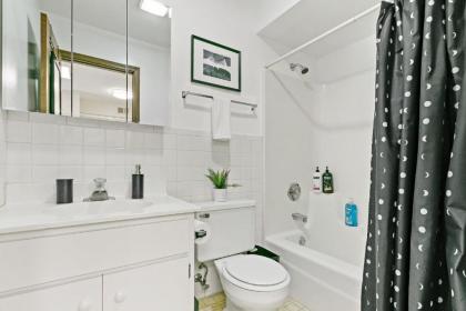 Highland Park Minimalist Studio Unit - Near Metra! - image 15