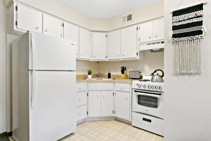 Highland Park Minimalist Studio Unit - Near Metra! - image 9