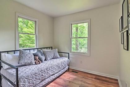 Cozy Highlands Escape - 1 Mile to Downtown! - image 15