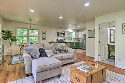 Cozy Highlands Escape - 1 Mile to Downtown! - image 2