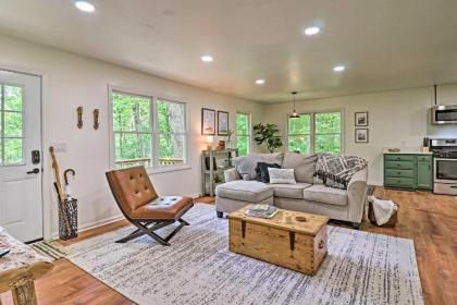 Cozy Highlands Escape - 1 Mile to Downtown! - image 4