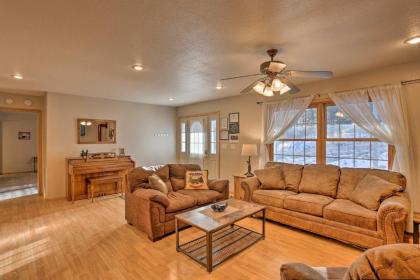 Spacious Retreat with BBQ - 15 Miles to Mt Rushmore! - image 12