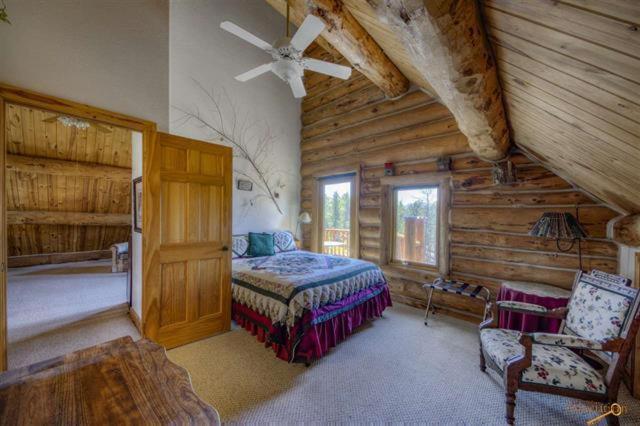 Knotty Pine Cabin - image 3