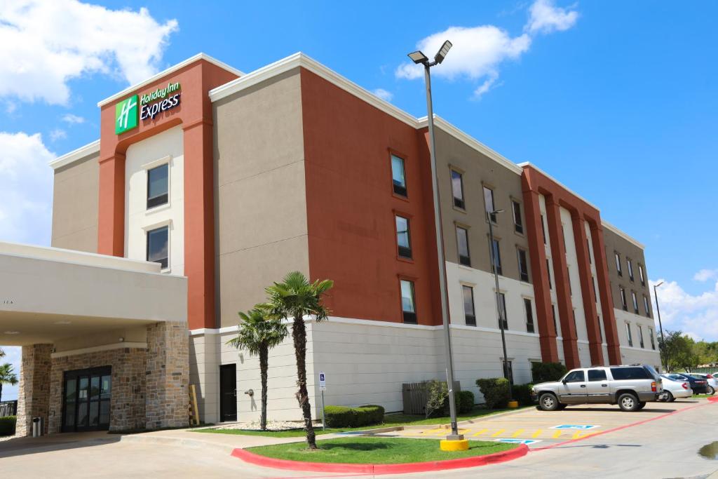 Holiday Inn Express Hillsboro I-35 an IHG Hotel - image 2