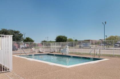 Motel 6-Hillsboro TX - image 13