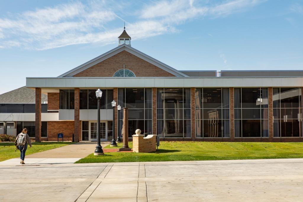 Hillsdale College Dow Hotel and Conference Center - main image