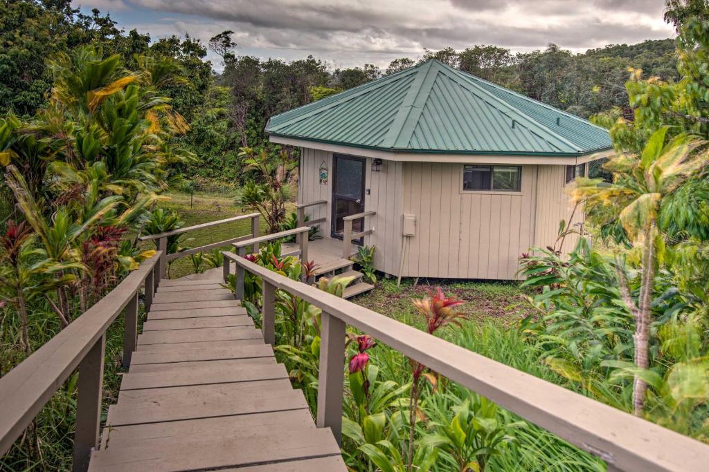 Hilo Couples Retreat about 6 Mi to Honoli'i Beach! - main image