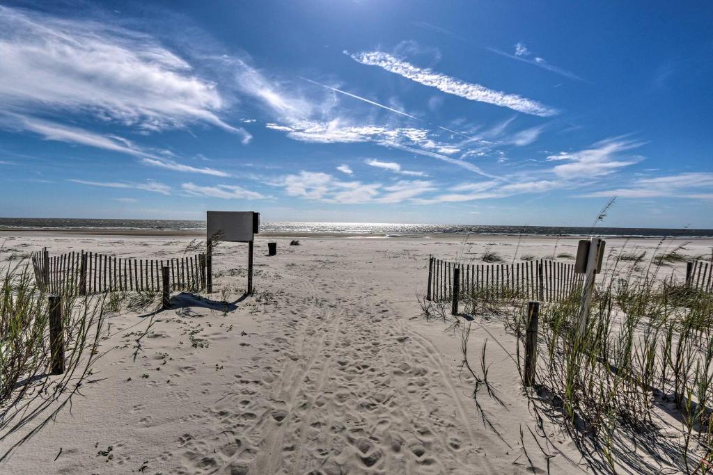 Ocean Gate Condo with Private Deck and Beach Access! - image 4