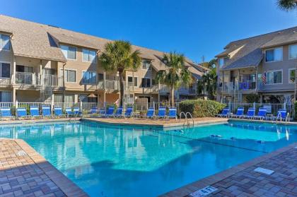 Chic Hilton Head Villa with Balcony-Walk to the Beach