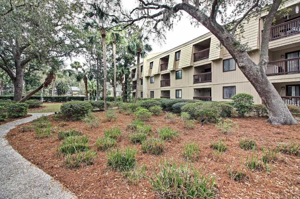 Hilton Head Condo with Shared Pool - Walk to Beach! - image 3