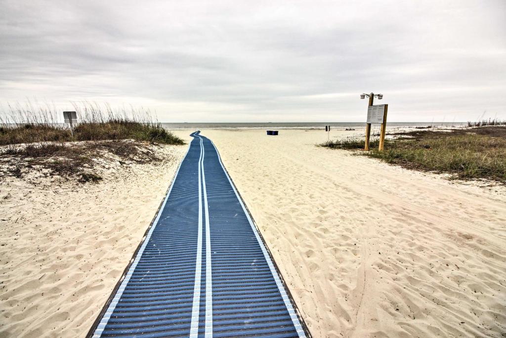 Hilton Head Condo with Shared Pool - Walk to Beach! - image 7