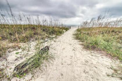 Couples Retreat Walk to Coligny Plaza and Beach! - image 10