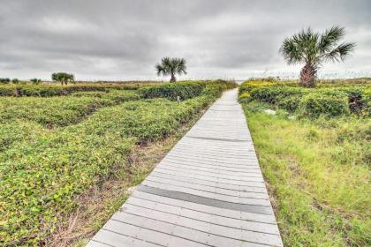 Couples Retreat Walk to Coligny Plaza and Beach! - image 11