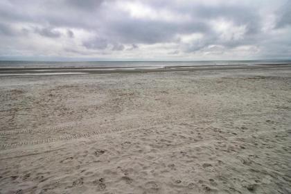 Couples Retreat Walk to Coligny Plaza and Beach! - image 13