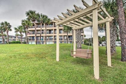 Couples Retreat Walk to Coligny Plaza and Beach! - image 16