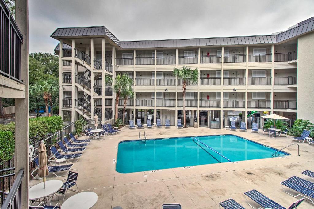 Couples Retreat Walk to Coligny Plaza and Beach! - image 3