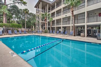 Couples Retreat Walk to Coligny Plaza and Beach! - image 7