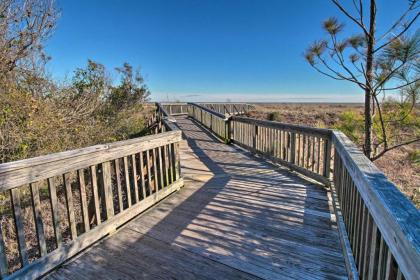 Hilton Head Townhome - Walk to Islanders Beach! - image 2