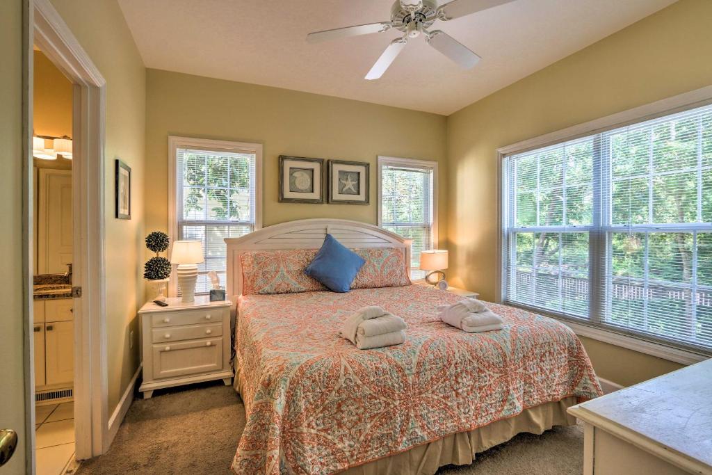 Hilton Head Townhome - Walk to Islanders Beach! - image 4