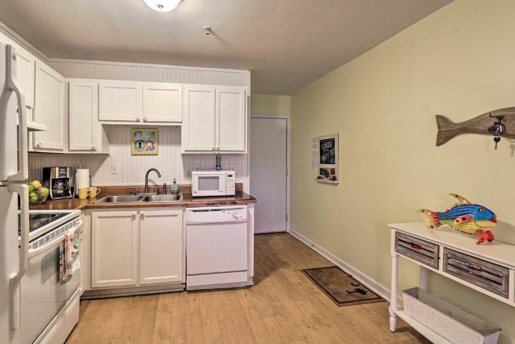 Hilton Head Condo with Pool Access - Walk to Beach! - image 2