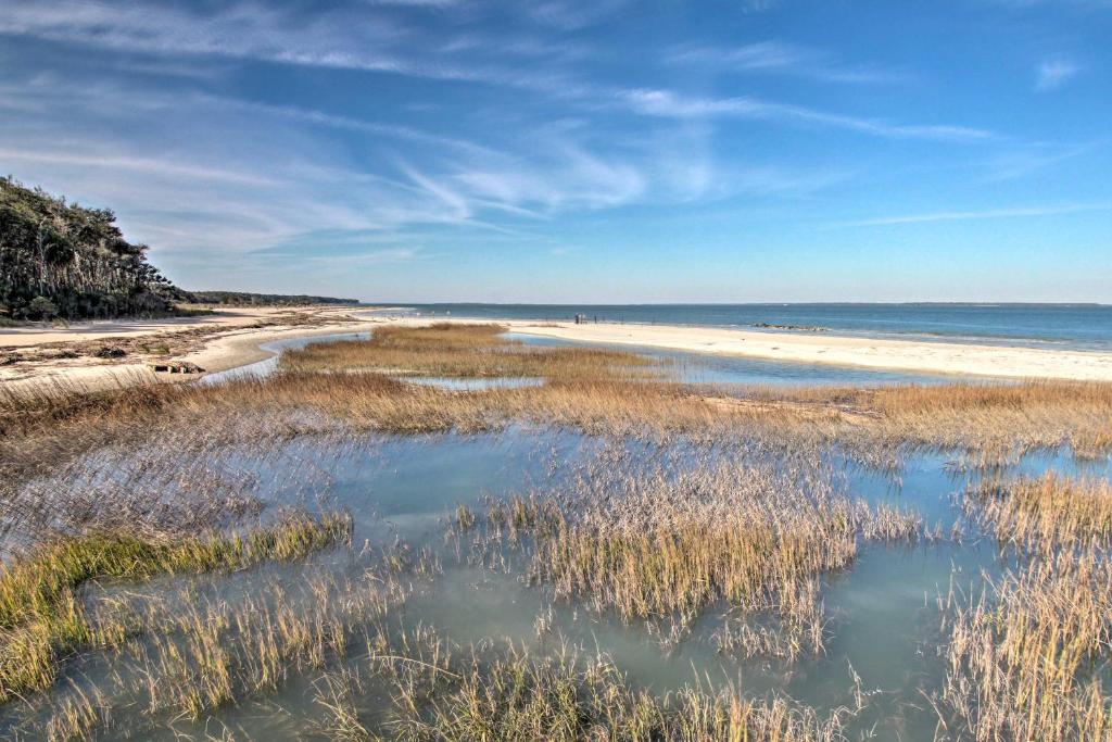 Hilton Head Condo with Pool Access - Walk to Beach! - image 5