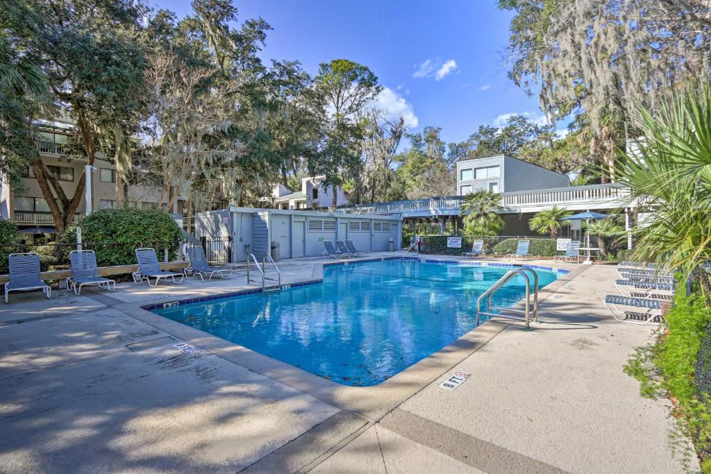 Hilton Head Condo with Pool - half Mi to Beach! - image 4