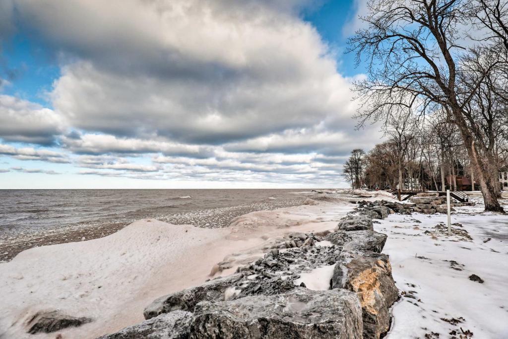 Waterfront Home with Private Beach on Lake Ontario! - image 2