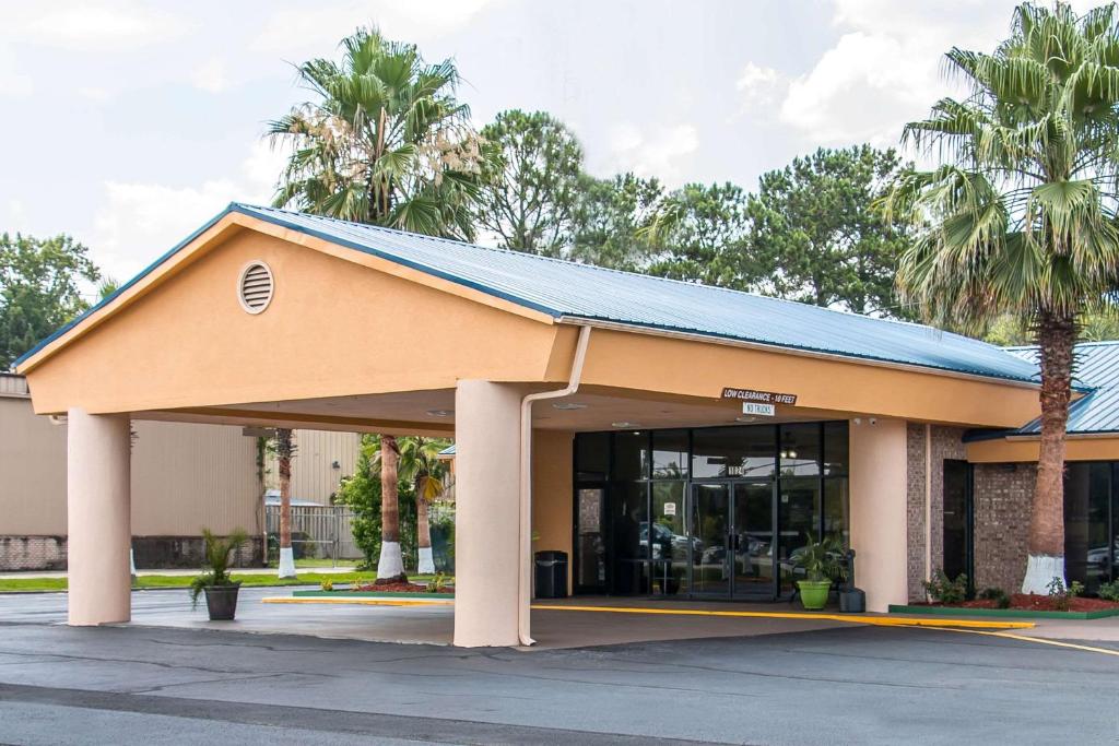 Quality Inn Hinesville - Fort Stewart Area Kitchenette Rooms - Pool - Guest Laundry - main image