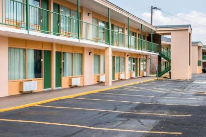 Quality Inn Hinesville - Fort Stewart Area Kitchenette Rooms - Pool - Guest Laundry - image 10