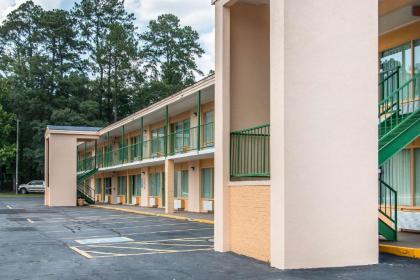 Quality Inn Hinesville - Fort Stewart Area Kitchenette Rooms - Pool - Guest Laundry - image 11