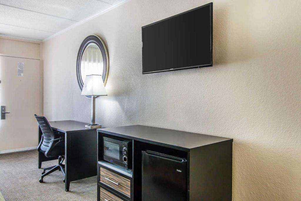 Quality Inn Hinesville - Fort Stewart Area Kitchenette Rooms - Pool - Guest Laundry - image 6