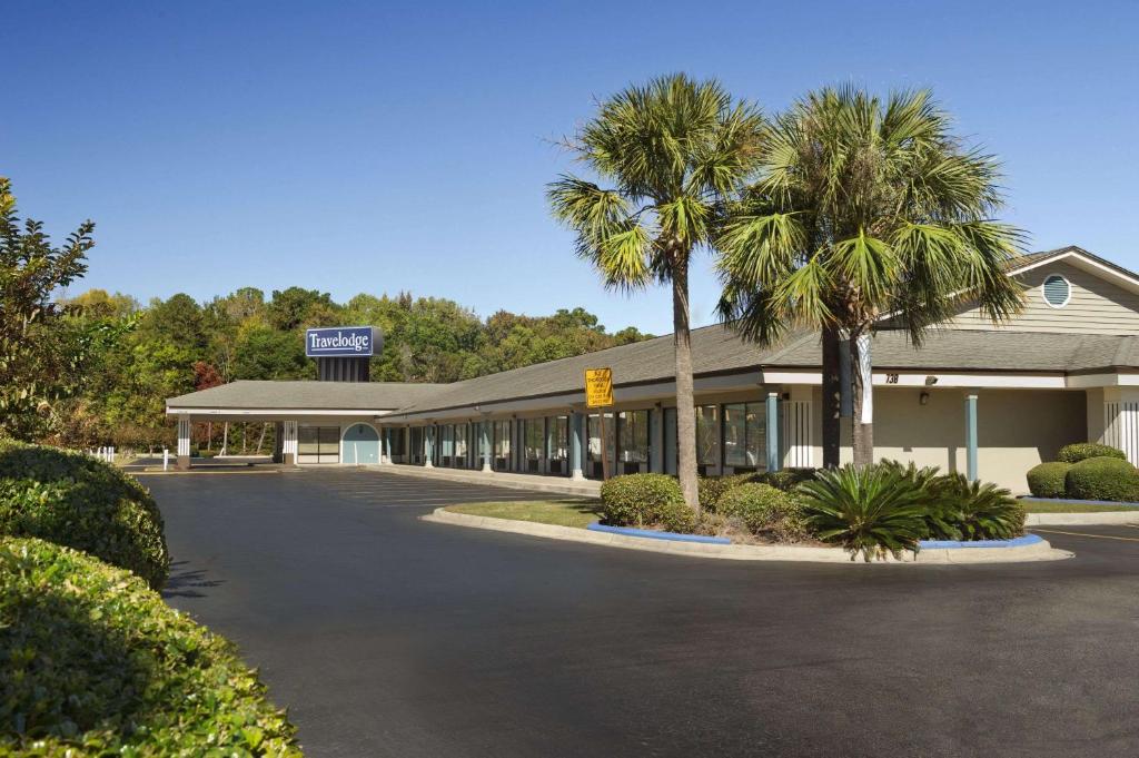 Travelodge by Wyndham Hinesville - main image