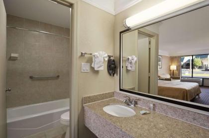 Travelodge by Wyndham Hinesville - image 5