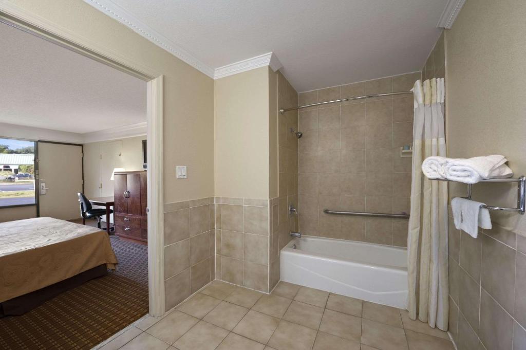 Travelodge by Wyndham Hinesville - image 7