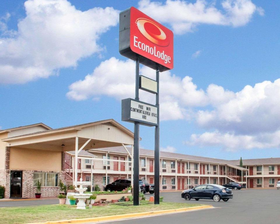 Econo Lodge Hobbs - image 7