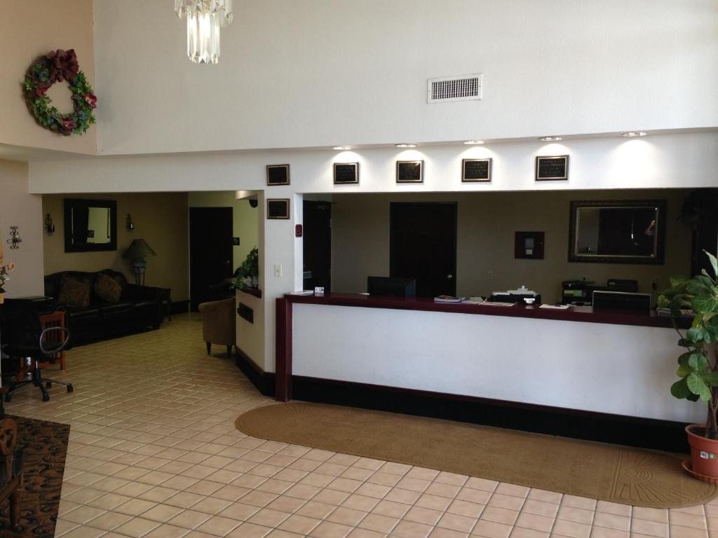 Brentwood Inn & Suites - image 4