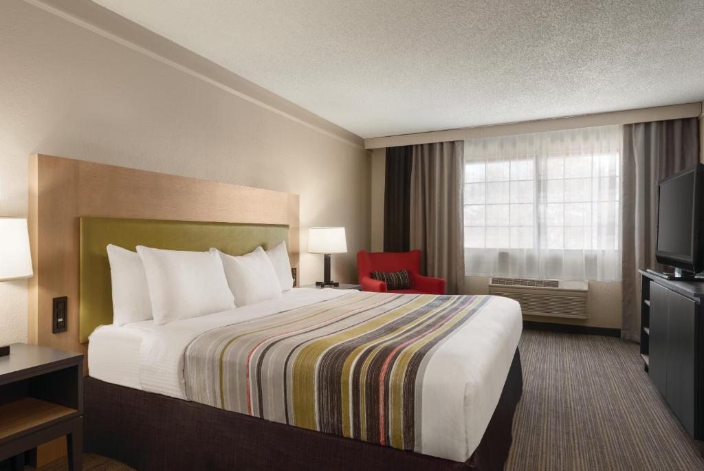 Country Inn & Suites by Radisson Chicago-Hoffman - image 4